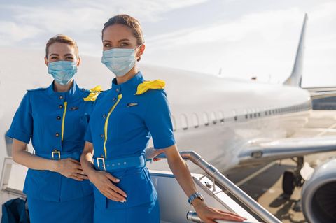 Flugbegleiteinnen mit Maskenschutz