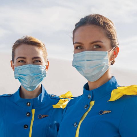 Flugbegleiteinnen mit Maskenschutz