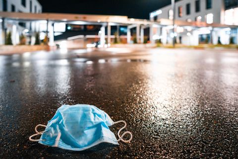 Eine Maske liegt auf dem Boden vor dem Eingang eines Krankenhauses in Deutschland