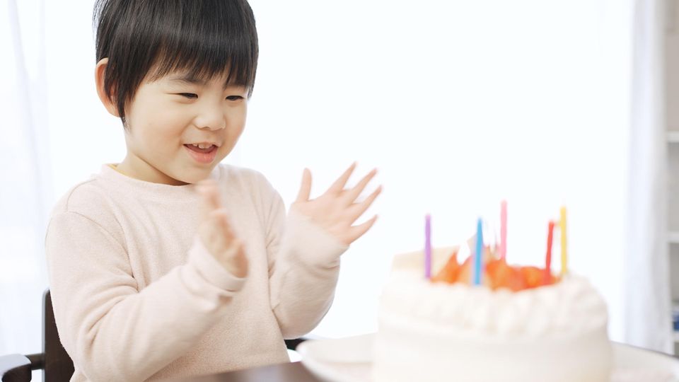 Südkorea: Junge mit seiner Geburtstagstorte