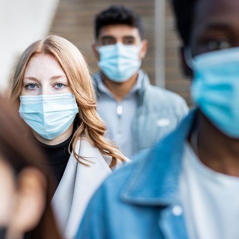 Menschen mit medizinischen Masken