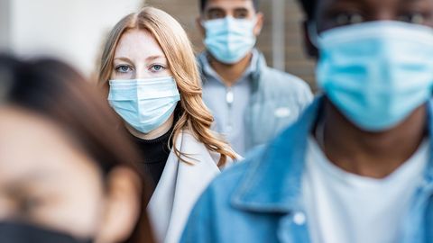 Menschen mit medizinischen Masken