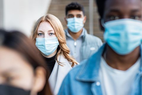 Menschen mit medizinischen Masken