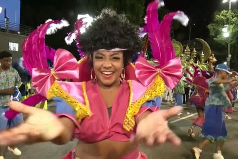 Rio de Janeiro: Im Samba-Fieber: Nach einer Corona-Pause lassen es die Brasilianer beim Karneval wieder krachen