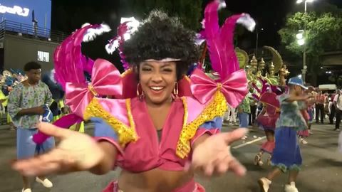 Karneval in Brasilien: Erster Durchlauf im Sambódromo von Rio – eine Stadt im Goldrausch