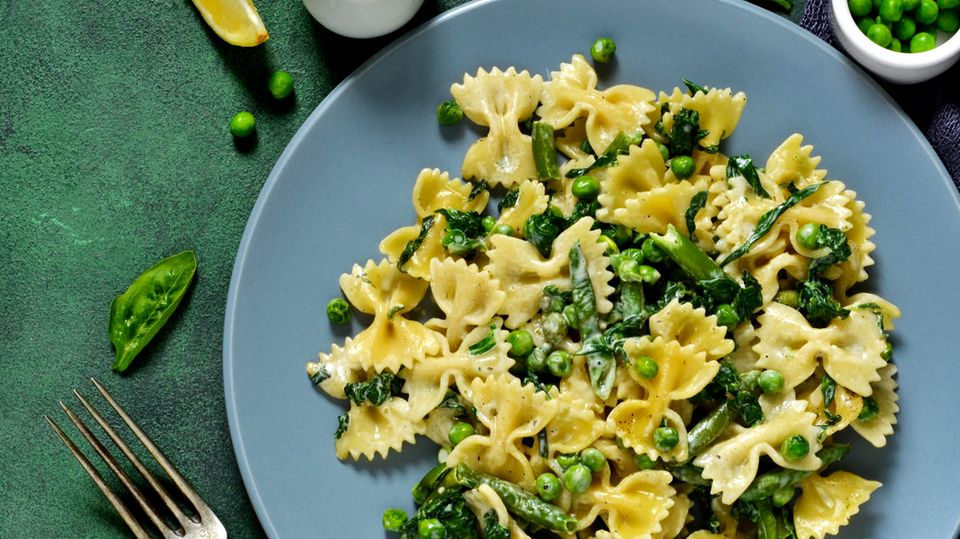 Leckeres Nudelgericht mit Spargel, Erbsen und Zitrone