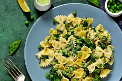 Leckeres Nudelgericht mit Spargel, Erbsen und Zitrone