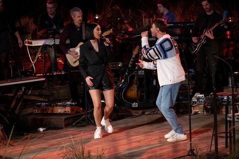 Bei Sing meinen Song stehen ein Mann und eine Frau auf einer Bühne