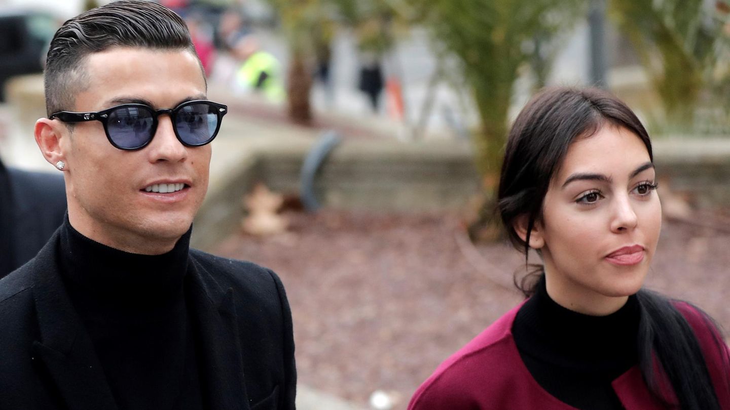 Cristiano Ronaldo shows off his daughter after her twin brother died
