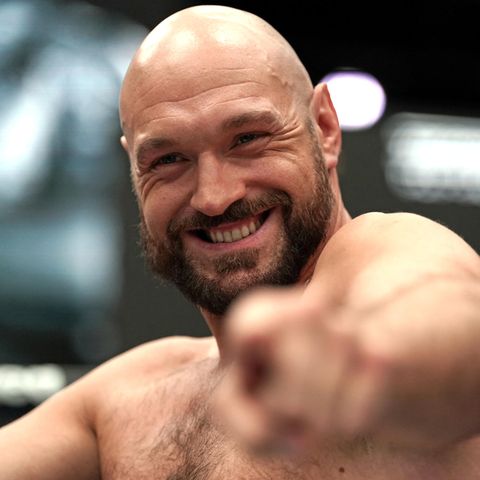 Tyson Fury zeigt auf den Fotografen