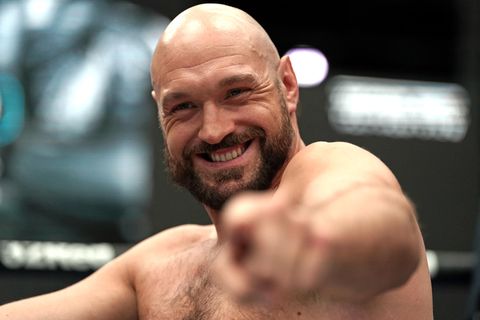 Tyson Fury zeigt auf den Fotografen