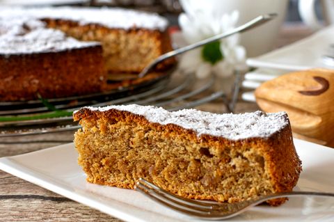 Saftiger Rührkuchen auf einem Teller mit Puderzucker