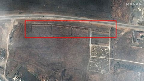 Ein Satellitenbild vom 30. März zeigt ein mutmaßliches Massengrab in Manhush, rund 20 Kilometer westlich von Mariupol