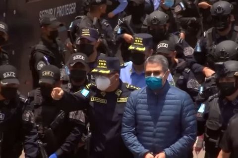 Video: Ex-Präsident von Honduras wegen Drogenhandels an die USA ausgeliefert