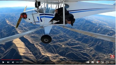 Trevor Jacob springt aus seinem Flugzeug und lässt sich dabei von vorab installierten Kameras filmen