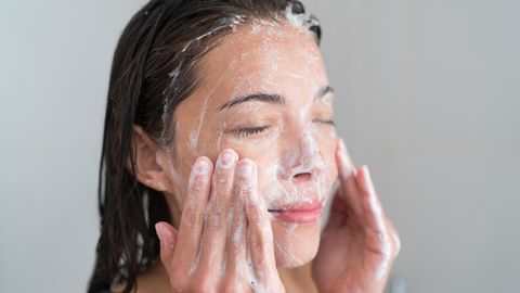 Frau wäscht sich das Gesicht