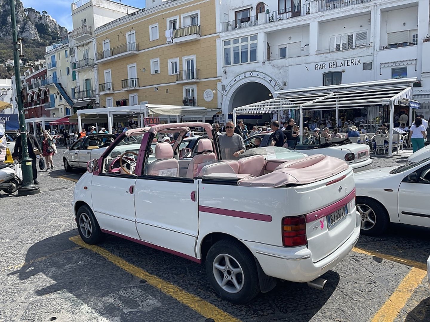 Autos auf Capri 2022