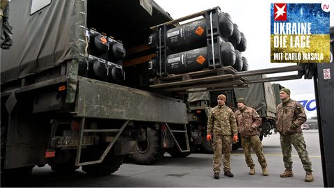 Ukrainische Soldaten laden US-amerikanische Panzerabwehrraketen FGM-148 Javelin in einen Lkw um (Archivbild vom Februar 2022)