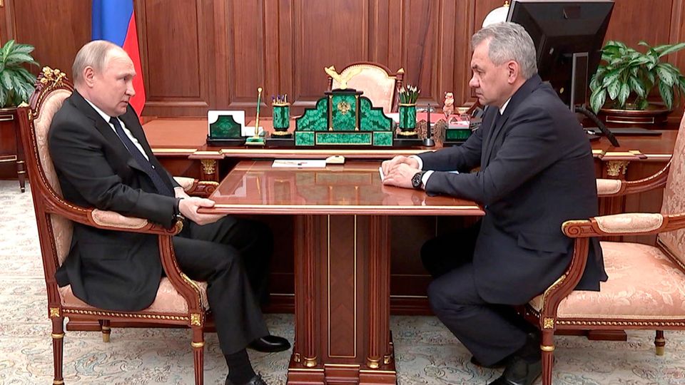 Russlands Präsident Wladimir Putin (l.) im Gespräch mit Verteidigungsminister Sergej Schoigu