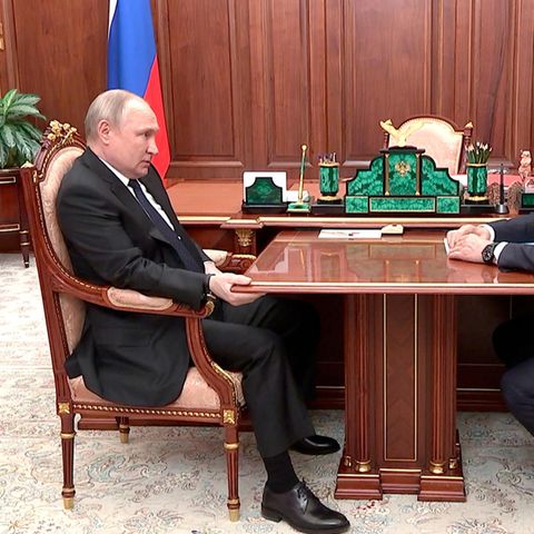 Russlands Präsident Wladimir Putin (l.) im Gespräch mit Verteidigungsminister Sergej Schoigu
