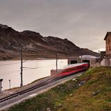 Die Berninabahn erreicht die Station Ospizio Bernina am Lago Bianco in der Schweiz