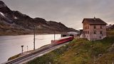 Die Berninabahn erreicht die Station Ospizio Bernina am Lago Bianco in der Schweiz