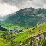 Der Blick aus der Furka-Oberalpbahn öffnet sich auf Andermatt im Ursental