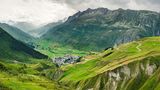 Der Blick aus der Furka-Oberalpbahn öffnet sich auf Andermatt im Ursental