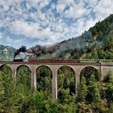 Der "Train des Pignes" dampft über das Viaduc de la Donne
