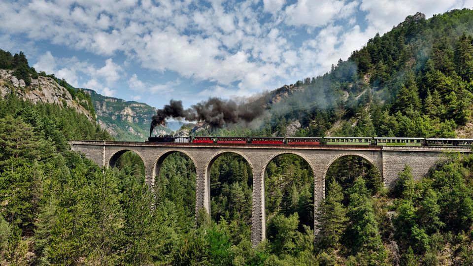 Der "Train des Pignes" dampft über das Viaduc de la Donne
