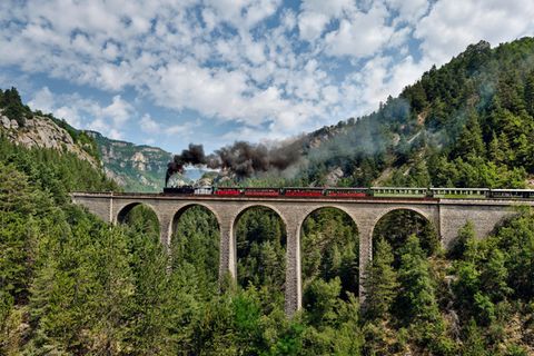 Der "Train des Pignes" dampft über das Viaduc de la Donne