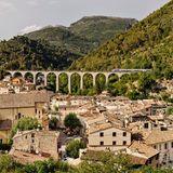 Die Tendabahn, hier auf dem Viadukt bei L'Escarène, durch- und unterquert die Alpen
