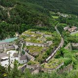 Die Pustertalbahn zweigt sie von der Brennerbahn ab durch die Südtiroler Berge