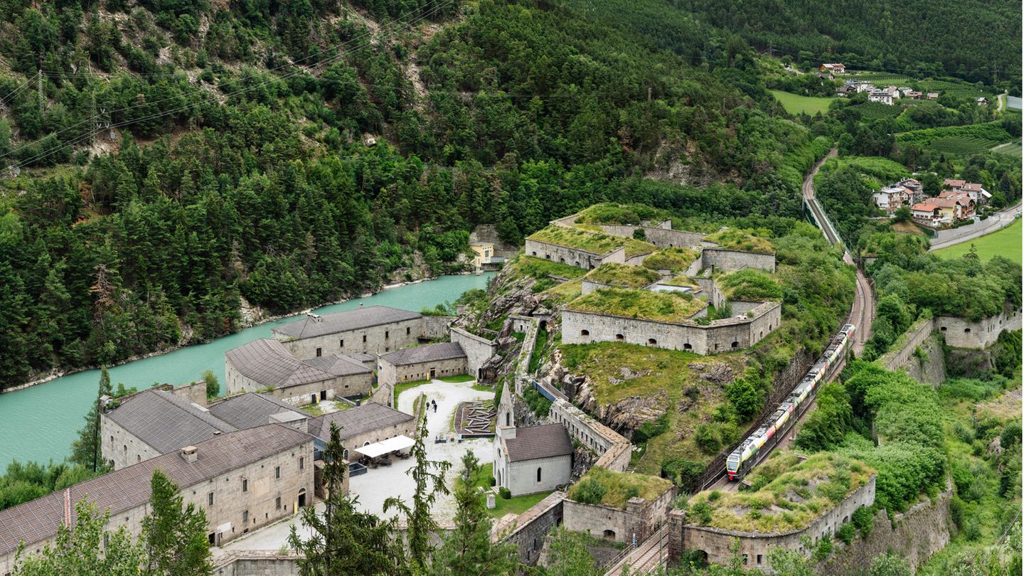 Die Pustertalbahn zweigt sie von der Brennerbahn ab durch die Südtiroler Berge