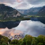 Die Salzkammergutbahn fährt entlang des Ufers des Hallstätter Sees in Österreich