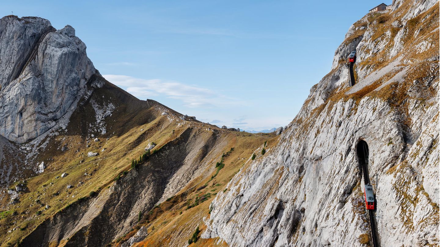 Die Pilatusbahn fährt die steilste Zahnradbahnstrecke der Welt hinauf auf den Pilatus