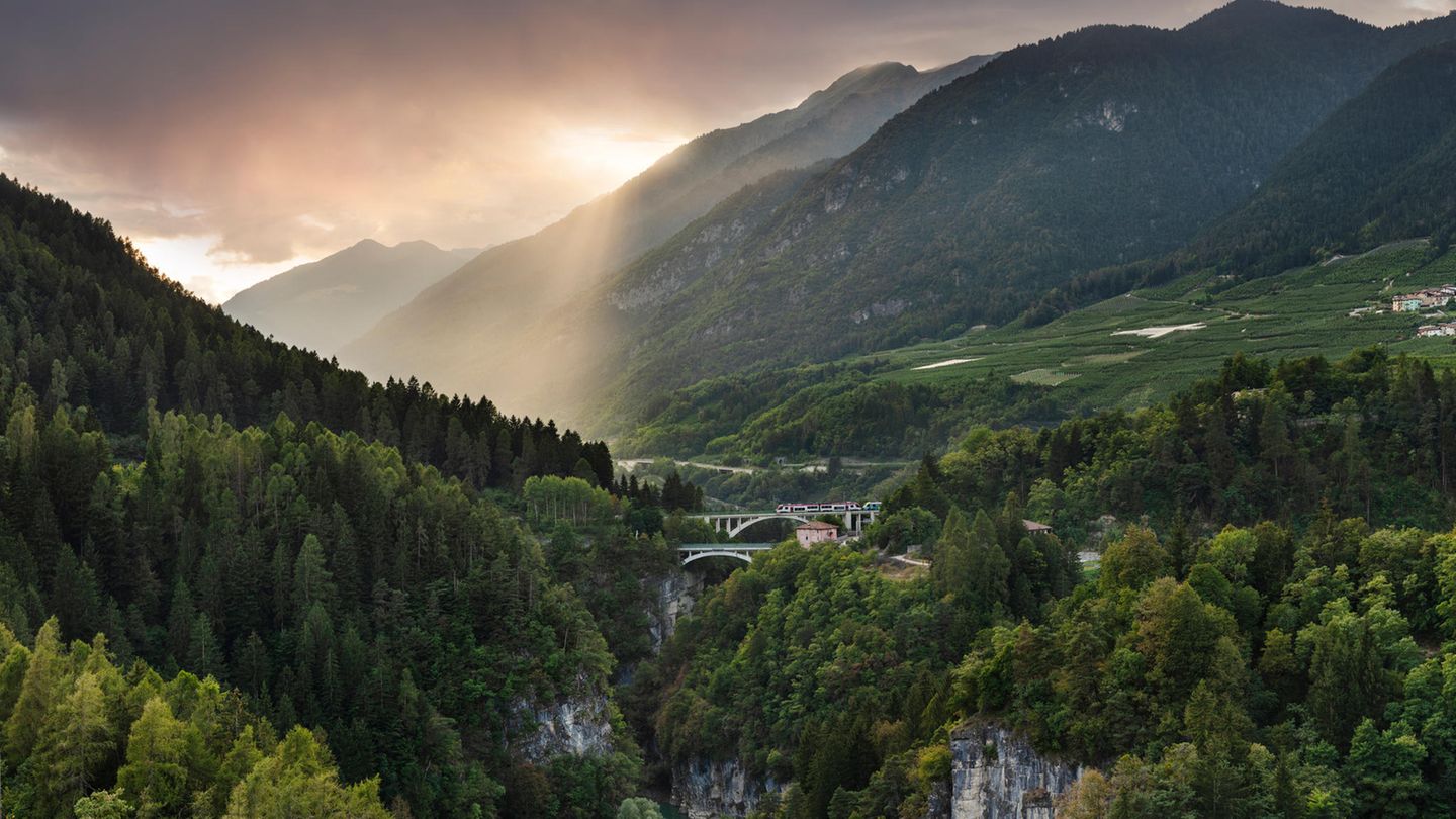 Auf dem Weg von Trient nach Mezzana in Italien überquert die Nonstalbahn den Fluss Noce