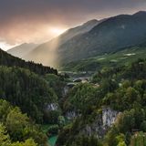 Auf dem Weg von Trient nach Mezzana in Italien überquert die Nonstalbahn den Fluss Noce