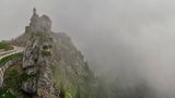 Kurz vor der Bergstation durchfährt die Wendelsteinbahn in Bayern die Schwaigerwand
