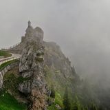 Kurz vor der Bergstation durchfährt die Wendelsteinbahn in Bayern die Schwaigerwand