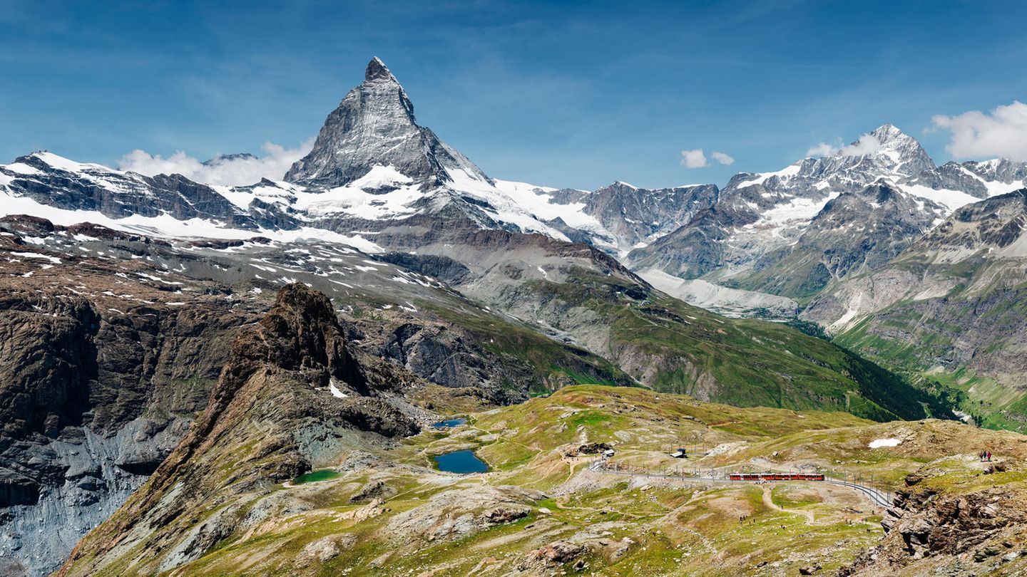 Unterwegs mit der Gornergratbahn blickt man auf die Bergwelt rund ums Matterhorn