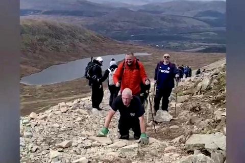 Paul Ellis steigt auf allen vieren den Berg Ben Nevis hoch