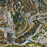 Die Schöllenenbahn durchquert die Schöllenenschlucht