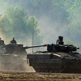 Die Panzerhaubitze 2000 hinter einem Puma.