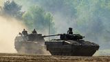 Die Panzerhaubitze 2000 hinter einem Puma.