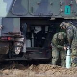 Anders als bei den Leopard-Panzern liegt der Motor nicht im Heck, hier kann das Magazin aufmunitioniert werden.