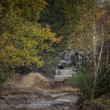 Das Kettenfahrgestell ist sehr aufwändig, verleiht dem System aber gute Geländefähigkeiten.