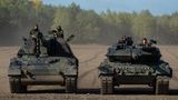 Im direkten Vergleich mit dem Leopard 2 sieht man gut, wie Wanne und Turm der Panzerhaubitze 2000 in die Höhe gewachsen sind. 