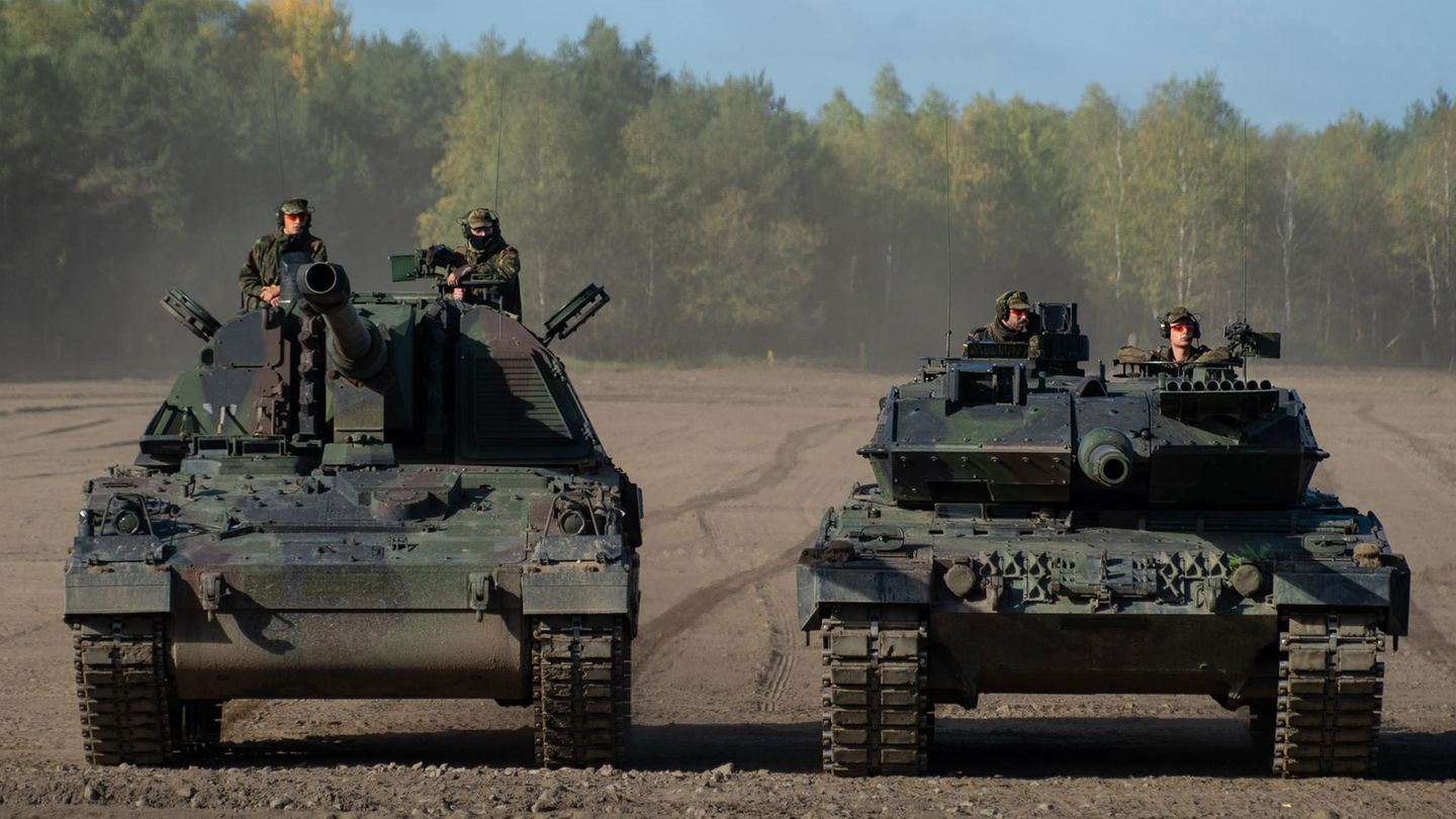 Im direkten Vergleich mit dem Leopard 2 sieht man gut, wie Wanne und Turm der Panzerhaubitze 2000 in die Höhe gewachsen sind. 