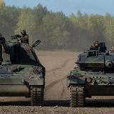 Im direkten Vergleich mit dem Leopard 2 sieht man gut, wie Wanne und Turm der Panzerhaubitze 2000 in die Höhe gewachsen sind. 